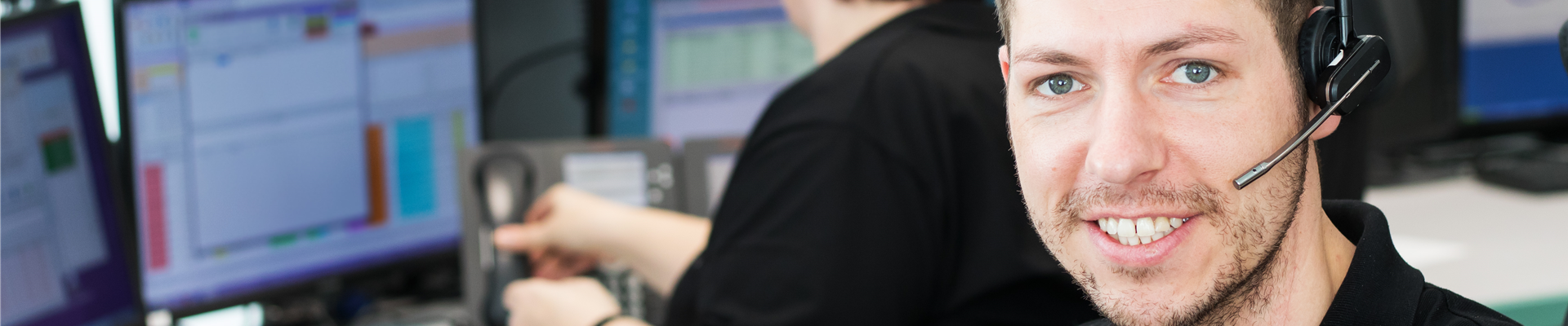 Lachender Mitarbeiter NSL Rückseite